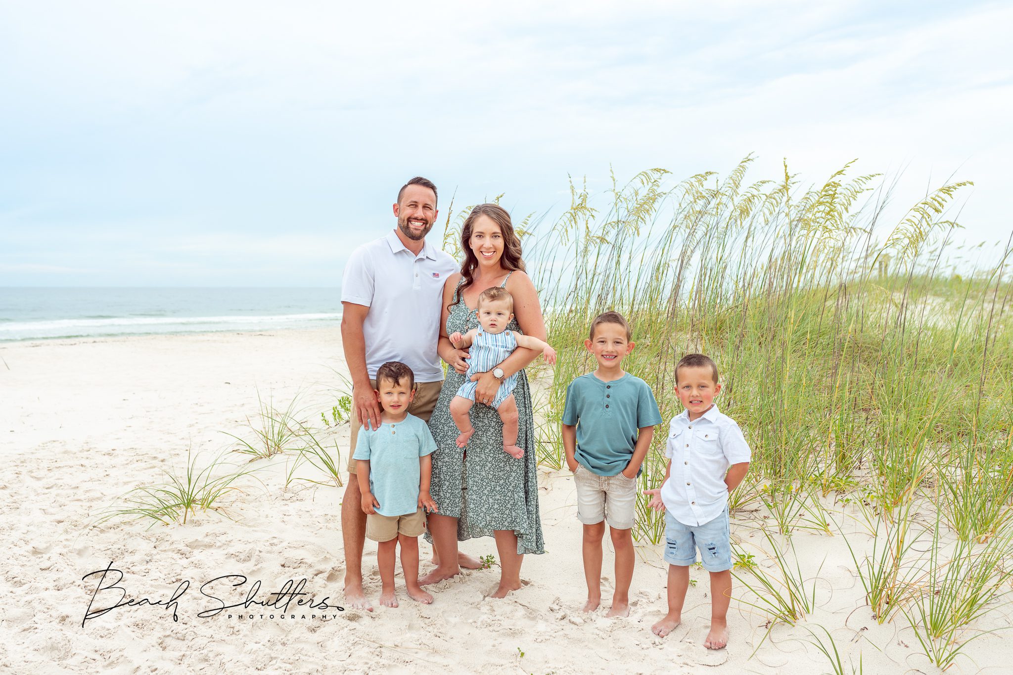 Family photo session at the beach 